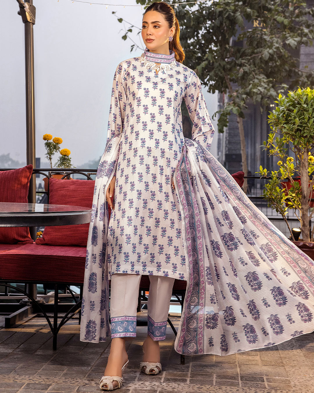 Embrace_Elegance_with_Safron_Vol._4_Step_into_the_world_of_timeless_grace_and_vibrant_prints_Safwa_s_3-piece_unstitched_printed_lawn_from_Safron_Vol._4_is_here_to_redefine_your_wardro_7463e21d-1e33-4327-9638-7d9c1083f1ce.jpg